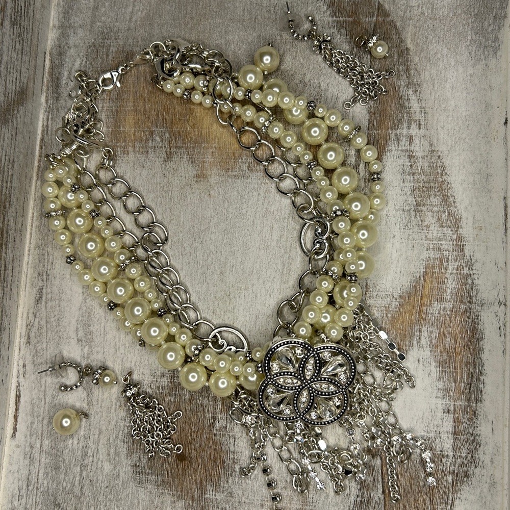 Necklace and earring set